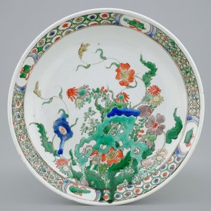 Une assiette en porcelaine de Chine famille verte, anc. coll. Auguste le Fort, Kangxi — photo 1