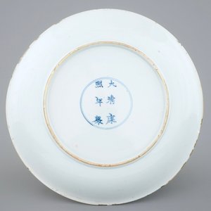 Une assiette en porcelaine de Chine famille verte, marque et période de Kangxi — photo 2