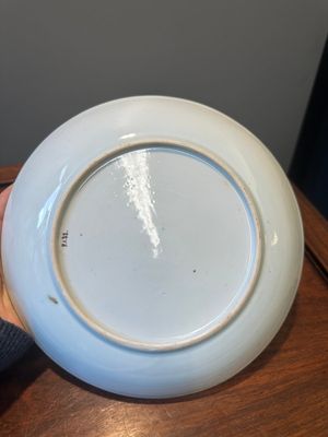 Une assiette en porcelaine de Chine famille verte sur fond café au lait et une assiette en blanc monochrome, Kangxi — photo 13