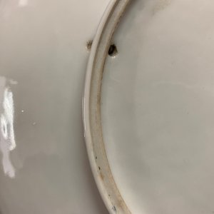 Une assiette en porcelaine de Chine fencai à décor de figures dans un jardin, République, 20ème — photo 13