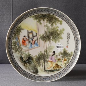 Une assiette en porcelaine de Chine fencai à décor de figures dans un jardin, République, 20ème — photo 14