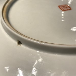 Une assiette en porcelaine de Chine fencai à décor de figures dans un jardin, République, 20ème — photo 3