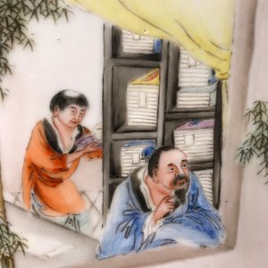 Une assiette en porcelaine de Chine fencai à décor de figures dans un jardin, République, 20ème — photo 5