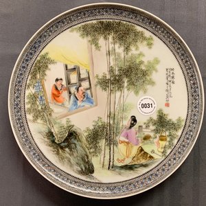 Une assiette en porcelaine de Chine fencai à décor de figures dans un jardin, République, 20ème — photo 8