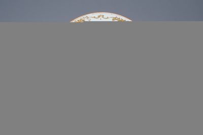 Une assiette en porcelaine de Chine grisaille au sujet mythologique, Qianlong