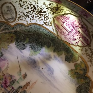 Une assiette en porcelaine de Chine Imari d'après Cornelis Pronk: "Dames au Parasol" et une en style de Meissen, Qianlong — photo 6