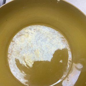 Une assiette en porcelaine de Chine jaune monochrome, marque et époque de Kangxi — photo 8