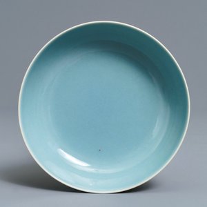 Une assiette en porcelaine de Chine monochrome clair de lune, marque de Qianlong, 19/20ème — photo 1