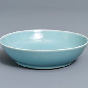 Une assiette en porcelaine de Chine monochrome clair de lune, marque de Qianlong, 19/20ème — photo 3