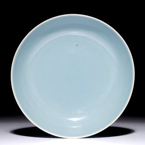 Une assiette en porcelaine de Chine monochrome clair de lune, marque de Qianlong, 19/20ème — photo 4