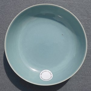 Une assiette en porcelaine de Chine monochrome clair de lune, marque de Qianlong, 19/20ème — photo 8