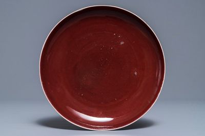 Une assiette en porcelaine de Chine monochrome foie de mulet, marque et époque de Qianlong