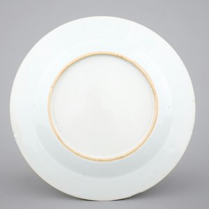 Une assiette en porcelaine de Chine pour l'export  aux armes de la famille "De Heere", Qianlong, ca. 1763 — photo 2