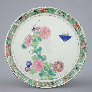 Une assiette en porcelaine de Chine rose/verte au bord décoré, anc. coll. Auguste le Fort, Kangxi/Yongzheng — photo 1
