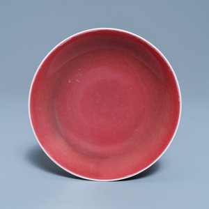 Une assiette en porcelaine de Chine rouge de cuivre monochrome, marque et époque de Qianlong — photo 1