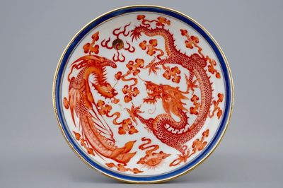 Une assiette en porcelaine de Chine rouge de fer au dragon et phénix, marque et prob. époque de Guangxu