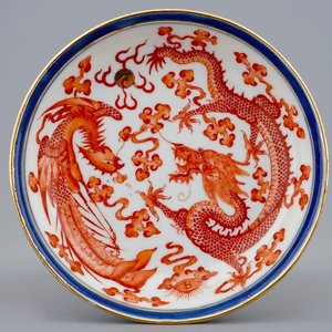 Une assiette en porcelaine de Chine rouge de fer au dragon et phénix, marque et prob. époque de Guangxu — photo 1