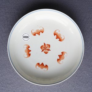 Une assiette en porcelaine de Chine rouge de fer et bleu et blanc, 19ème — photo 6