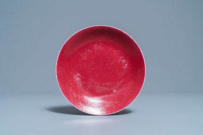 Une assiette en porcelaine de Chine rouge de rubis monochrome, marque et époque de Jiaqing