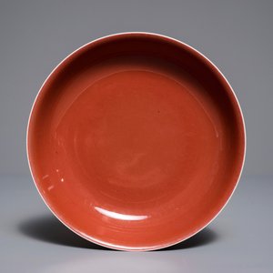 Une assiette en porcelaine de Chine rouge monochrome, marque de Qianlong, 19/20ème — photo 1