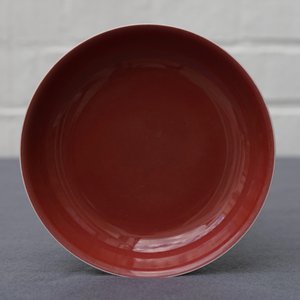 Une assiette en porcelaine de Chine rouge monochrome, marque de Qianlong, 19/20ème — photo 4