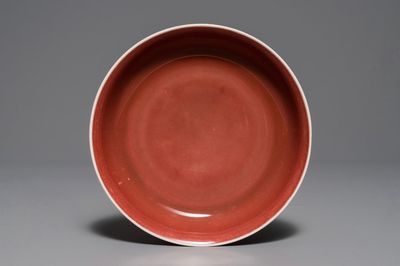 Une assiette en porcelaine de Chine rouge monochrome, Qianlong