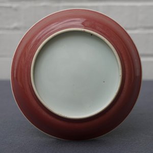Une assiette en porcelaine de Chine rouge monochrome, Qianlong — photo 5