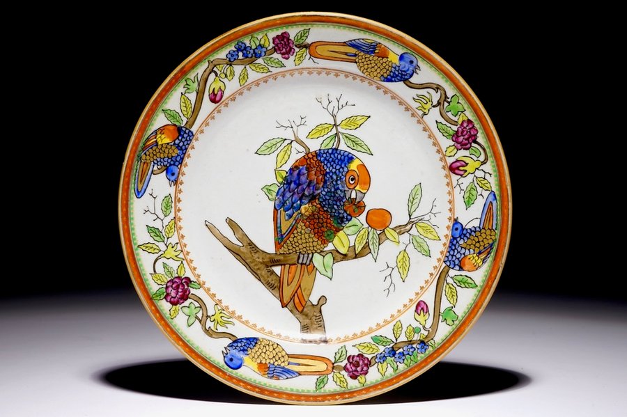 Une assiette en porcelaine de Chine surdécoré au perroquet de type Amsterdams bont, Qianlong — photo 1