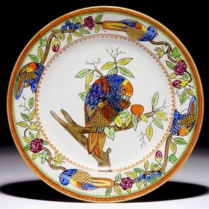 Une assiette en porcelaine de Chine surdécoré au perroquet de type Amsterdams bont, Qianlong — photo 1