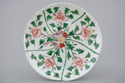 Une assiette en porcelaine de Chine wucai à décor de deux poissons, Wanli, 1573-1619