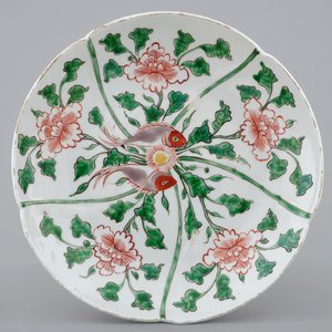 Une assiette en porcelaine de Chine wucai à décor de deux poissons, Wanli, 1573-1619 — photo 1