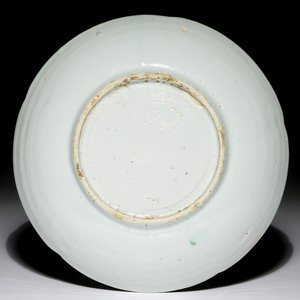 Une assiette en porcelaine de Chine wucai à décor de poissons, Wanli — photo 2