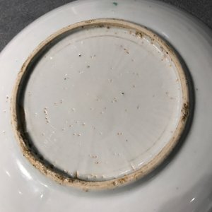 Une assiette en porcelaine de Chine wucai à décor de poissons, Wanli — photo 8
