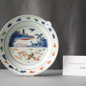 Une assiette en porcelaine de Chine wucai de type ko-sometsuke, époque Transition — photo 11