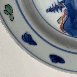 Une assiette en porcelaine de Chine wucai de type ko-sometsuke, époque Transition — photo 10