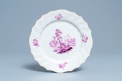 Une assiette en porcelaine de Tournai à décor d'un paysage en camaïeu pourpre, 18ème