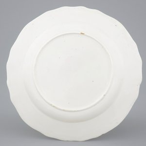 Une assiette en porcelaine de Tournai au décor de St.-Georges et le dragon, fin du 18ème — photo 2