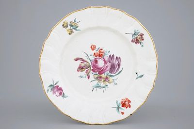 Une assiette en porcelaine de Tournai au décor florale polychrome, 18ème