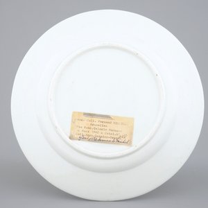 Une assiette en porcelaine de Tournai pour la Guilde de Saint-Sébastien et inscrit Brugge, 18ème — photo 2