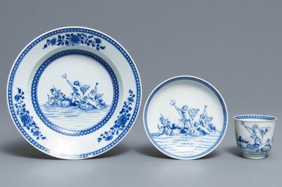 Une assiette et une tasse et soucoupe en porcelaine de Chine bleu et blanc à décor de Neptune, Qianlong