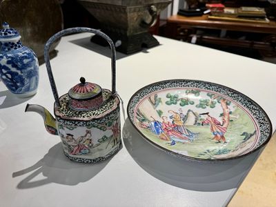 Une assiette et une théière en émaux de Canton à décor de scène européenne, Chine Qianlong — photo 1