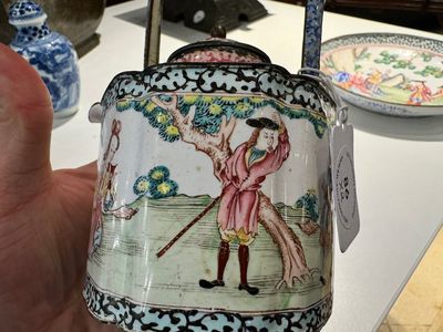 Une assiette et une théière en émaux de Canton à décor de scène européenne, Chine Qianlong — photo 6