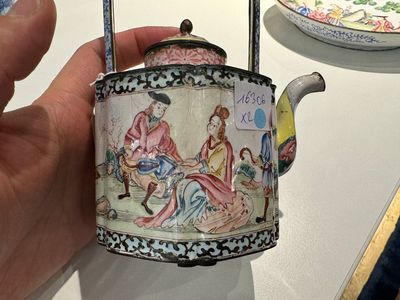 Une assiette et une théière en émaux de Canton à décor de scène européenne, Chine Qianlong — photo 8
