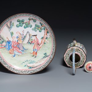 Une assiette et une théière en émaux de Canton à décor de scène européenne, Chine Qianlong — photo 3