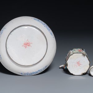Une assiette et une théière en émaux de Canton à décor de scène européenne, Chine Qianlong — photo 4