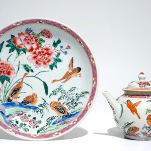Une assiette et une théière en porcelaine de Chine famille rose à décor d'oies, Yongzheng/Qianlong — photo 1