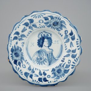 Une assiette godronné en faïence de Delft au portrait de Queen Mary, fin du 17ème — photo 1