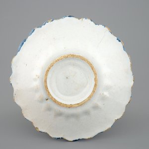 Une assiette godronné en faïence de Delft au portrait de Queen Mary, fin du 17ème — photo 2