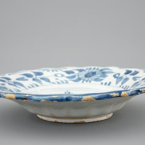 Une assiette godronné en faïence de Delft au portrait de Queen Mary, fin du 17ème — photo 3