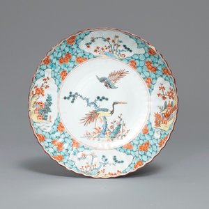 Une assiette godronnée en porcelaine de Chine décorée aux Pays-Bas de style Kakiemon, anc. coll. Auguste le Fort, Yongzheng — photo 1